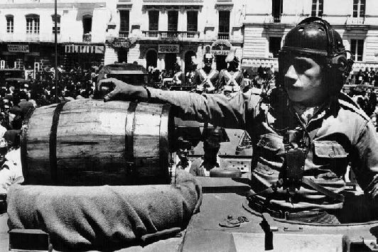 Celebración y festejo extractivista: desfile militar con el primer barril de petróleo en las
avenidas de Quito (1972)