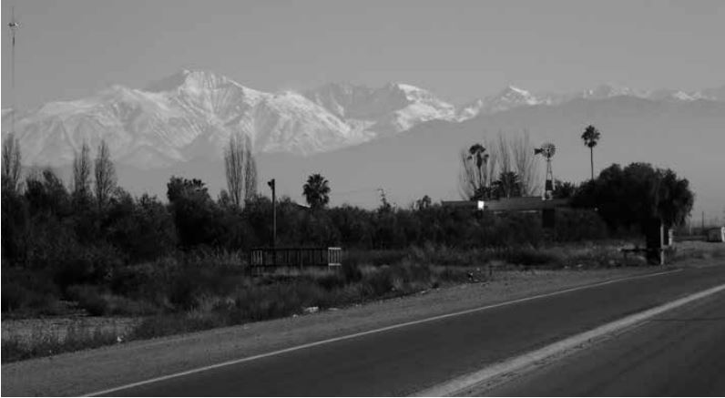 Vista a la cordillera de los Andes desde la ruta provincial N°60, Distrito de
Russell, Maipú.